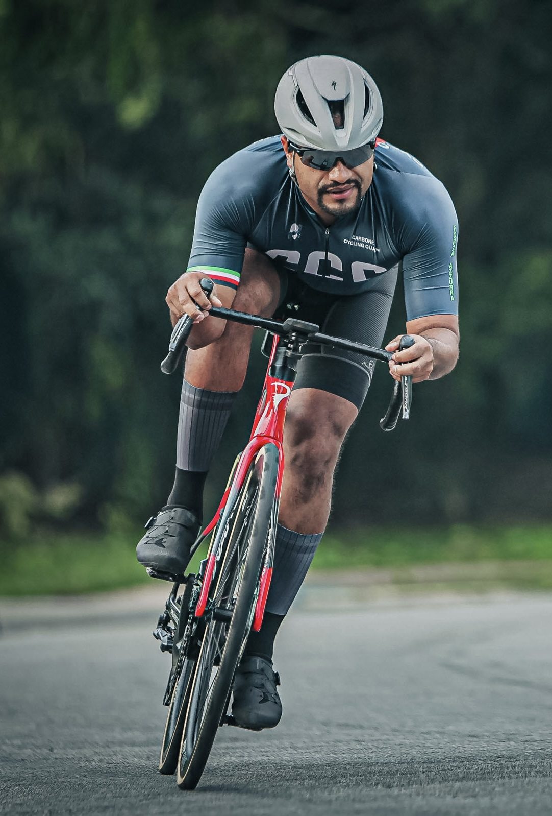 Atleta do Carbone Cycling Club em ação com o uniforme do clube