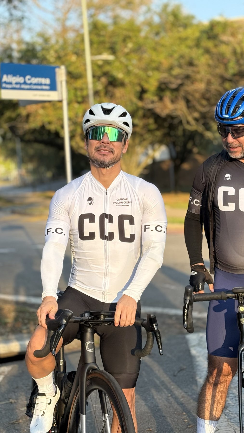 Ciclista com a camisa branca CCC do clube